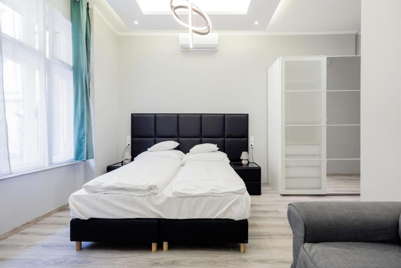 A Golden Star Modern Luxury And Apartment *